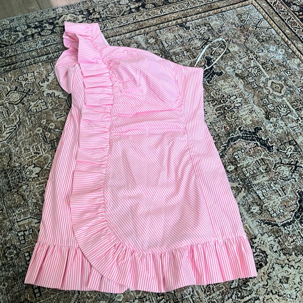 Pink dress it’s very good quality and never worn before🩷
